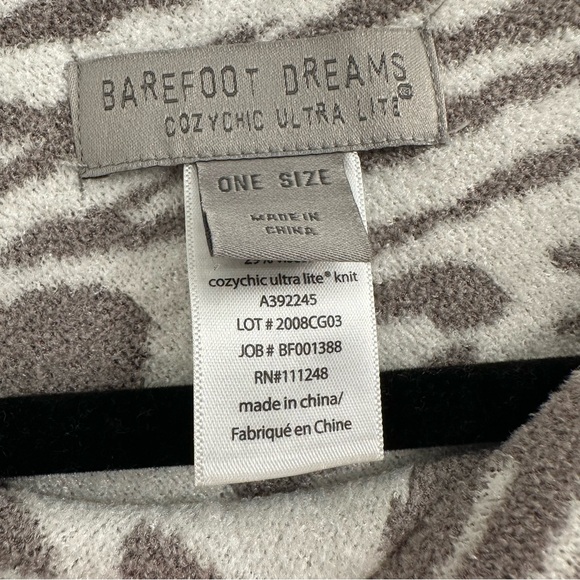 Barefoot Dreams Cozychic Ultralite Ocean Breeze Poncho - Picture 4 of 5